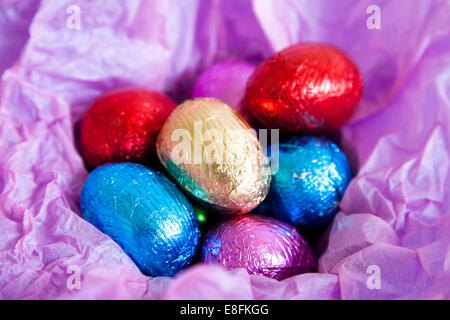 Multi lamina colorate coperte le uova di Pasqua Foto Stock