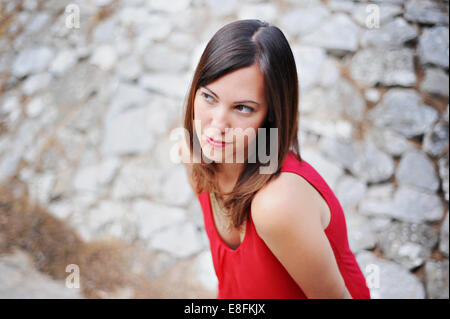 Provenza, Francia Bella bruna ragazza vestita in rosso Foto Stock