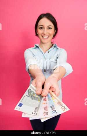 Donna che mantiene le banconote in euro Foto Stock