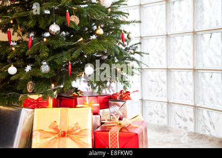 Close up di doni sotto un albero di Natale Foto Stock