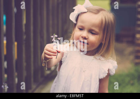 Ragazza con un fiore, Mississippi, USA Foto Stock