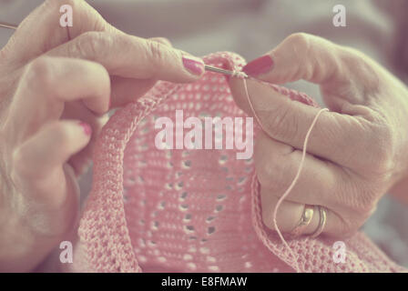 Close up di donna con le mani in mano a crochet Foto Stock