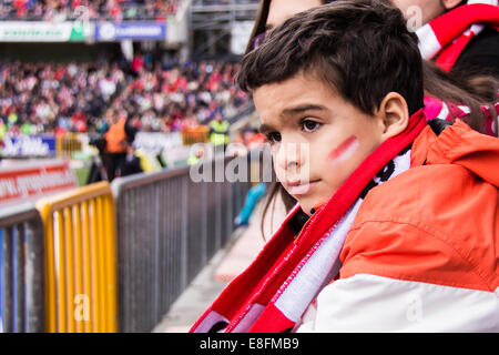 Spagna, Madrid, ragazzo (6-7) a partita di calcio Foto Stock