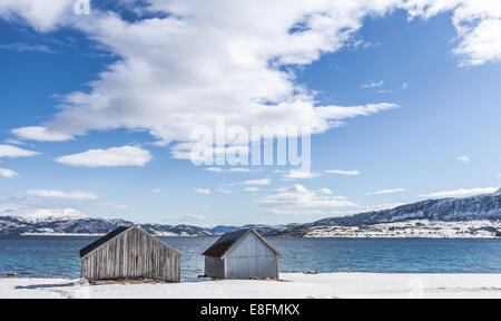 Due boathouses sulla costa, Godfjord, Vesteralen, Nordland, Norvegia Foto Stock