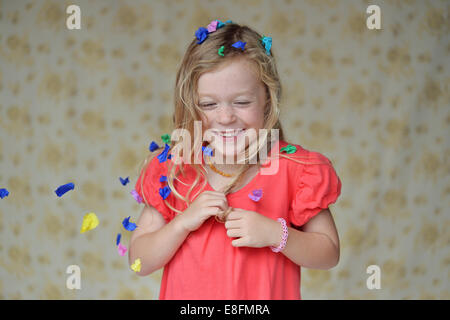 Ritratto di una ragazza coperto di coriandoli ridere