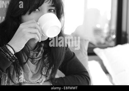 Ritratto di donna di bere il caffè Foto Stock