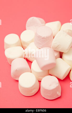 Primo piano di una pila di marshmallow rosa e bianco su sfondo rosa Foto Stock