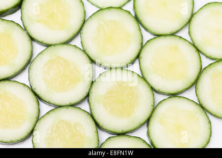 Primo piano completo di fette di cetriolo Foto Stock