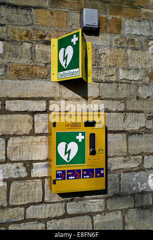 Defibrillatore CPR vita emergenza salvataggio attrezzature disponibili a Moreton in Marsh città mercato popolare con gli anziani. Inghilterra, Regno Unito Foto Stock