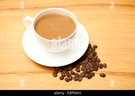 Tazza di caffè con caffè in grani Foto Stock