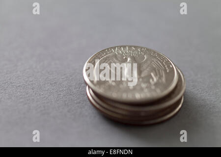 Primo piano di una pila di quarti su un tavolo Foto Stock