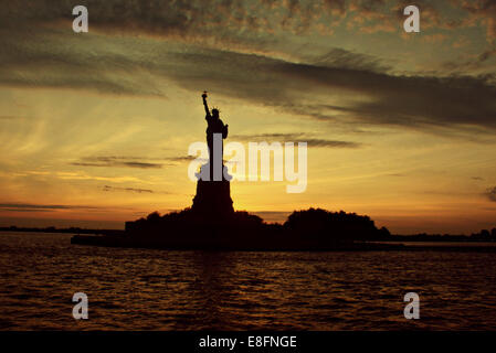 Stati Uniti d'America, nello Stato di New York, New York City, la Statua della Libertà al tramonto Foto Stock