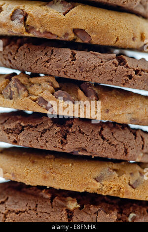 Primo piano completo di una pila di biscotti al cioccolato su un tavolo Foto Stock