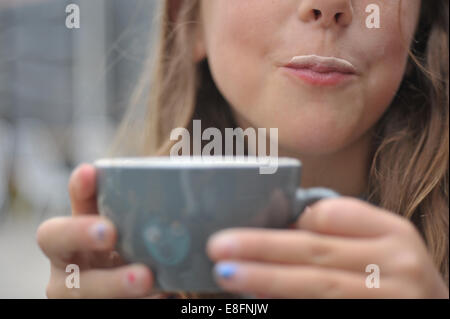 Ritratto di una ragazza sorridente con baffi al latte Foto Stock