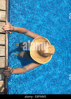 Donna che esercitano in piscina Foto Stock