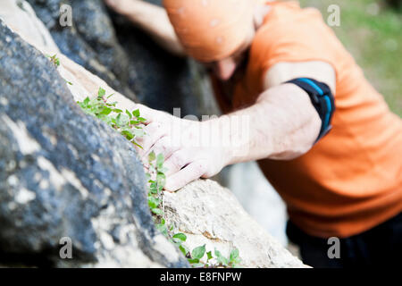 L'Italia, uomo falesia di arrampicata Foto Stock