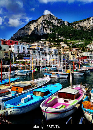 L'Italia, Capri, barche colorate in porto Foto Stock