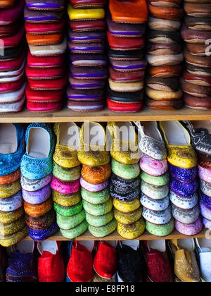 Pantofole tradizionali marocchine in vendita in un negozio, Marocco Foto Stock
