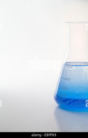 Chiusura del matraccio conico con liquido di colore blu Foto Stock