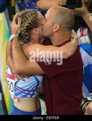 Eilidh bambino (SCO) celebra vincendo la medaglia d argento con il fidanzato e la folla - Womens 400m Ostacoli Finale. Atletica - Ha Foto Stock