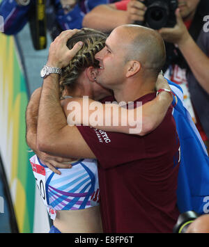 Eilidh bambino (SCO) celebra vincendo la medaglia d argento con il fidanzato e la folla - Womens 400m Ostacoli Finale. Atletica - Ha Foto Stock