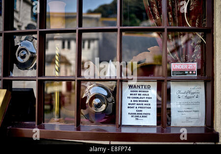 Segno divertente cercando impiegato adatto per lavoro in un ristorante in Polperro Cornwall Inghilterra Regno Unito Foto Stock