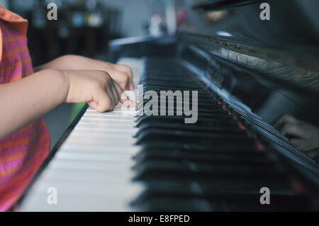 Chiusura del giovane ragazza (2-3) suonare il pianoforte Foto Stock