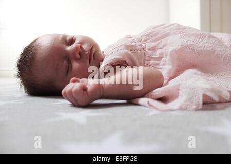 Baby girl giacente sulla coperta dormendo Foto Stock