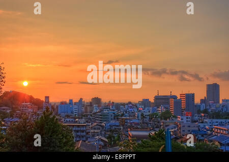 Tramonto sulla skyline della città, Okazaki, Chita, Giappone Foto Stock