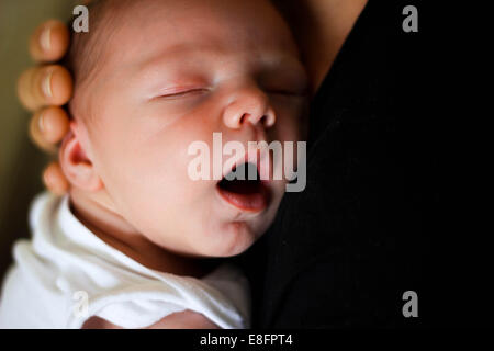 Azienda madre neonato boy Foto Stock