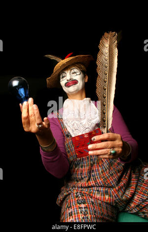 Lampada e piuma femmina Clown Foto Stock