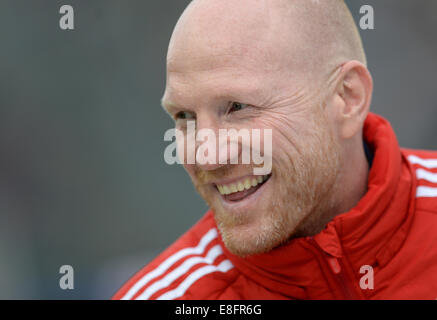 Unterhaching, Germania. Il 6 ottobre, 2014. Monaco di Baviera sport direttore Matthias Sammer durante la birreria Paulaner Cup 2014 finale tra FC Bayern Monaco di Baviera e il ventilatore del team 'Paulaner Traumelf' a Alpenbauer Sportpark in Unterhaching (Baviera), Germania, 06 ottobre 2014. Credito: dpa picture alliance/Alamy Live News Foto Stock