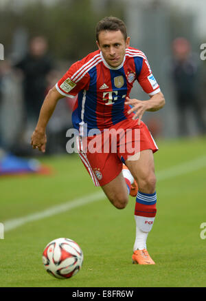 Unterhaching, Germania. Il 6 ottobre, 2014. Monaco di Baviera Rafinha in azione durante la birreria Paulaner Cup 2014 finale tra FC Bayern Monaco di Baviera e il ventilatore del team 'Paulaner Traumelf' a Alpenbauer Sportpark in Unterhaching (Baviera), Germania, 06 ottobre 2014. Credito: dpa picture alliance/Alamy Live News Foto Stock