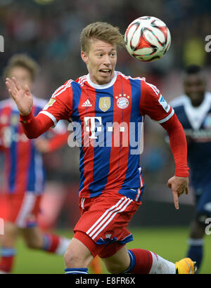 Unterhaching, Germania. Il 6 ottobre, 2014. Monaco di Baviera Mitchell Weiser in azione durante la birreria Paulaner Cup 2014 finale tra FC Bayern Monaco di Baviera e il ventilatore del team 'Paulaner Traumelf' a Alpenbauer Sportpark in Unterhaching (Baviera), Germania, 06 ottobre 2014. Credito: dpa picture alliance/Alamy Live News Foto Stock