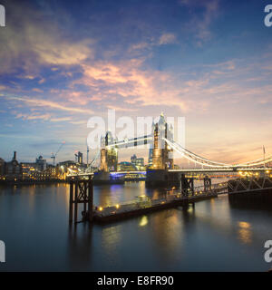 Regno Unito, Londra, il Tower Bridge di notte Foto Stock