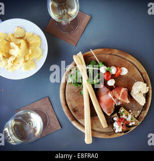 Vista aerea del prosciutto, formaggio, parmigiana di finger food e Pomodorini con Mozzarella Foto Stock