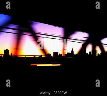 Stati Uniti d'America, New York City, Manhattan Bridge colorato e dello skyline della città