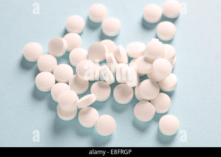 Pillole su sfondo blu Foto Stock