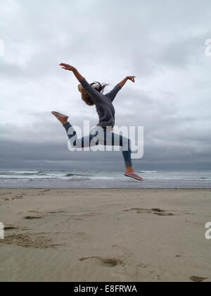 Stati Uniti d'America, Oregon, Tillamook County, Rockaway Beach, giovane donna pratica di balletto sulla spiaggia Foto Stock