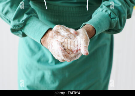 Close-up di scrubbing chirurgo fino Foto Stock