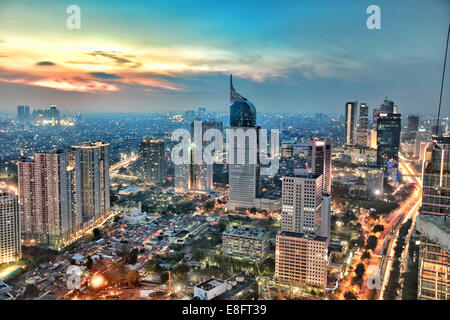 Lo skyline della citta' al tramonto, Jakarta, Indonesia Foto Stock
