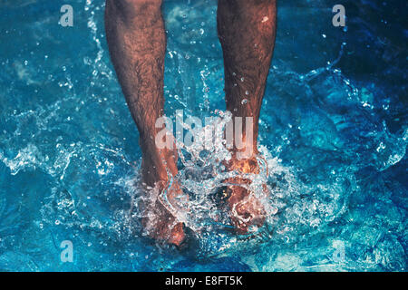 Primo piano delle gambe di un uomo in una piscina, Argentina Foto Stock