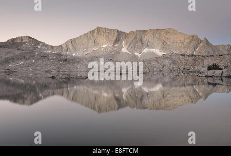 Stati Uniti, California, Sierra forestale nazionale, riflessioni in "l'Inferno per assicurarsi' lago Foto Stock