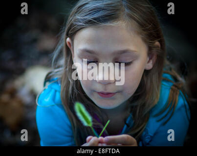 Ritratto di una ragazza con la lama di erba Foto Stock