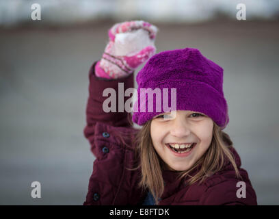 Felice ragazza con una palla di neve Foto Stock