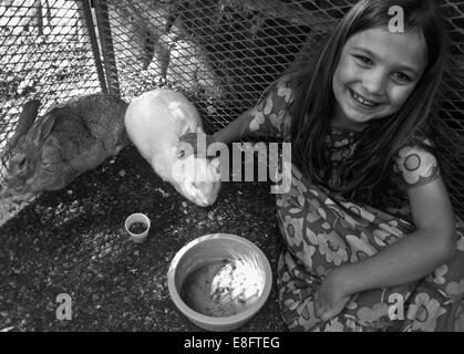 Ragazza con il coniglio e la cavia Foto Stock