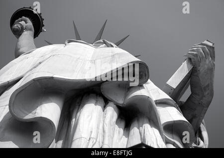 Stati Uniti d'America, nello Stato di New York, New York City, la statua della libertà vista da sotto Foto Stock