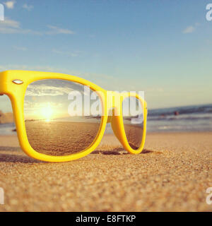La riflessione sulla spiaggia in occhiali da sole Foto Stock