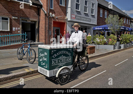 Gelati MAN UK. Giovane imprenditore che vende gelati da un triciclo e un carro in stile vintage nella città turistica di Stratford Upon Avon in Inghilterra Foto Stock