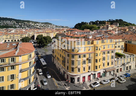 Vista panoramica della Città Vecchia con la Piazza Garibaldi o Piazza Garibaldi & Sito di castello medievale Alpes-Maritimes Nizza Francia Foto Stock